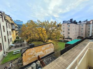 Balkong med vy mot gården